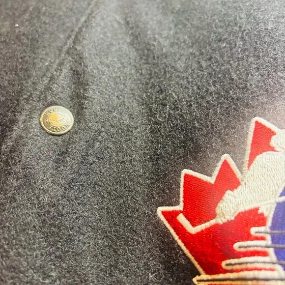 Wayne Gretzky Signed Roots Jacket CHL– “Cherry vs. Orr” Edition (2000) - Picture 15 of 15